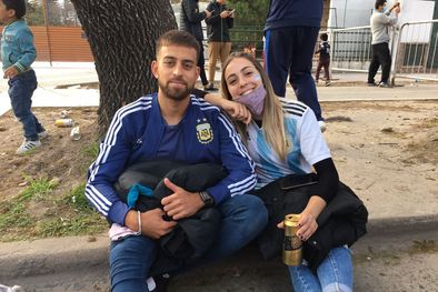 MDZol | Brian llegó junto a Iara vestidos de celeste y blanco para alentar a la Selección. Foto: Lucas Burgoa