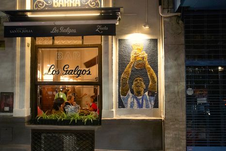 El Bar Los Galgos es un ícono de Buenos Aires que se renueva sin traicionar la tradición de la comida clásica porteña. El Bar Los Galgos es un ícono de Buenos Aires que se renueva sin traicionar la tradición de la comida clásica porteña.