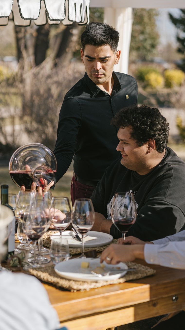 Leandro Córdoba Pacheco espera el vino, perfectamente decantado. Leandro Córdoba Pacheco espera el vino, perfectamente decantado.