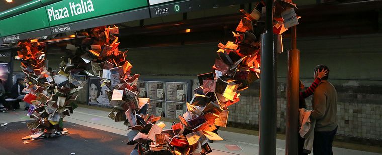 La intervención artística en la estación Plaza Italia de la Línea D del Subte de Buenos Aires por la 50° edición de la Feria del Libro. La intervención artística en la estación Plaza Italia de la Línea D del Subte de Buenos Aires por la 50° edición de la Feria del Libro.