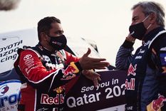 Charla de campeones entre Al-Attiyah y Sainz. Foto: Toyota Gazoo Racing