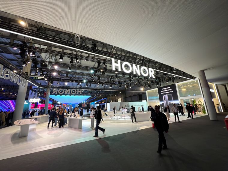 Honor innova con un teléfono robot con gimbal integrado.