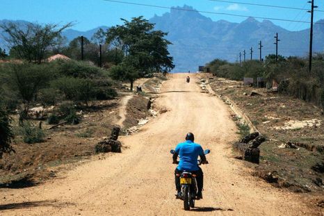 El hombre que sufrió la enfermedad de leishmaniasis y ahora combate el parásito que la provoca, uno de los más mortales del planeta