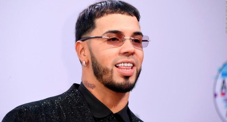 Anuel AA suspendió sus compromisos profesionales debido a su delicado estado de salud.