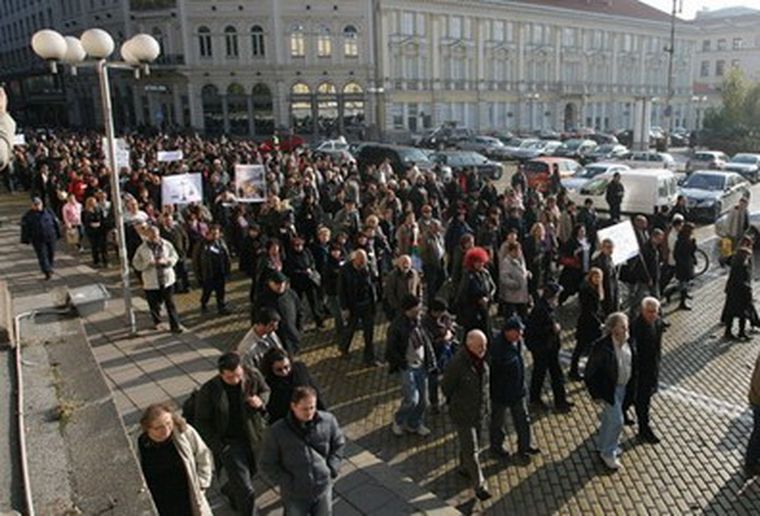 Ganan solo 200 dólares al mes.