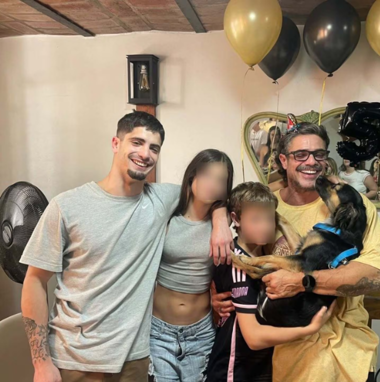 Los tres hijos de Luciano Castro, unidos. Los tres hijos de Luciano Castro, unidos.