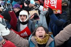 La gente celebra después de que el parlamento de Corea del Sur aprobara una segunda moción de impeachment contra el presidente Yoon Suk Yeol por su decreto de ley marcial. Foto: BBC