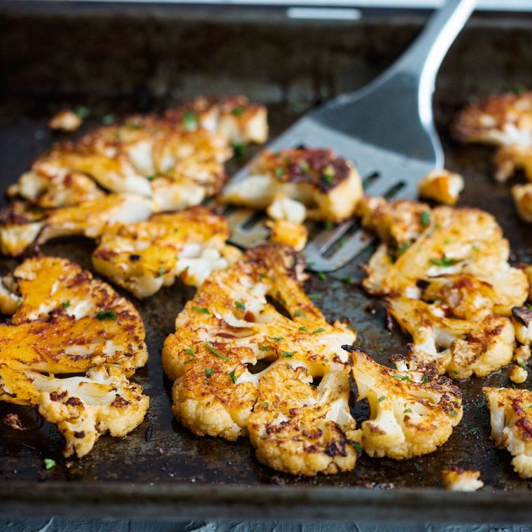 Prepara la coliflor en diferentes versiones: asada, al horno o rallada. Foto: Archivo