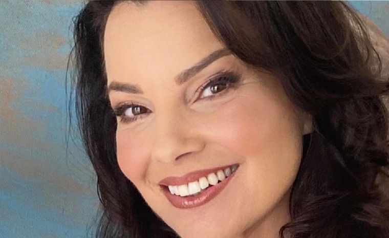 A los 64 años Fran Drescher logra un maquillaje fresco y natural que la hace lucir espléndida. Foto: Instagram