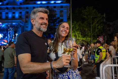 El intendente Ulpiano Suarez se mostró muy feliz por la convocatoria de la primera noche de la Peatonal del Vino. No te pierdas la galería de fotos al final de la nota.