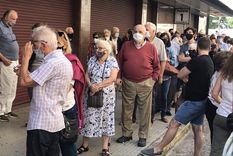 indignacion y criticas por el operativo de vacunacion de la ciudad de buenos aires en el luna park