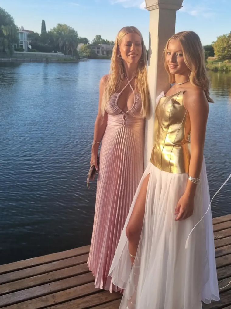 La joven eligió un vestido blanco con dorado. La joven eligió un vestido blanco con dorado.