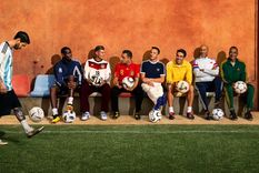 La secuencia de campeones mundiales desde 1994 representados con sus respectivas figuras, con su respectivo balón y sentados en una silla con el color predominante. La secuencia de campeones mundiales desde 1994 representados con sus respectivas figuras, con su respectivo balón y sentados en una silla con el color predominante.