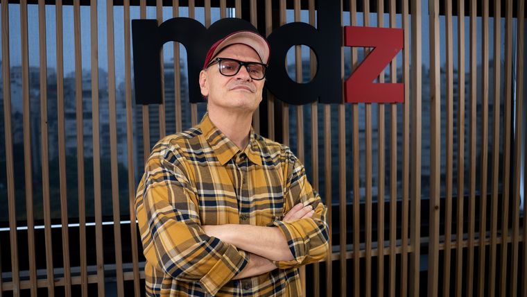 Con años de trayectoria en la industria del entretenimiento, este año, Carlos Belloso brilla en las tablas porteñas.