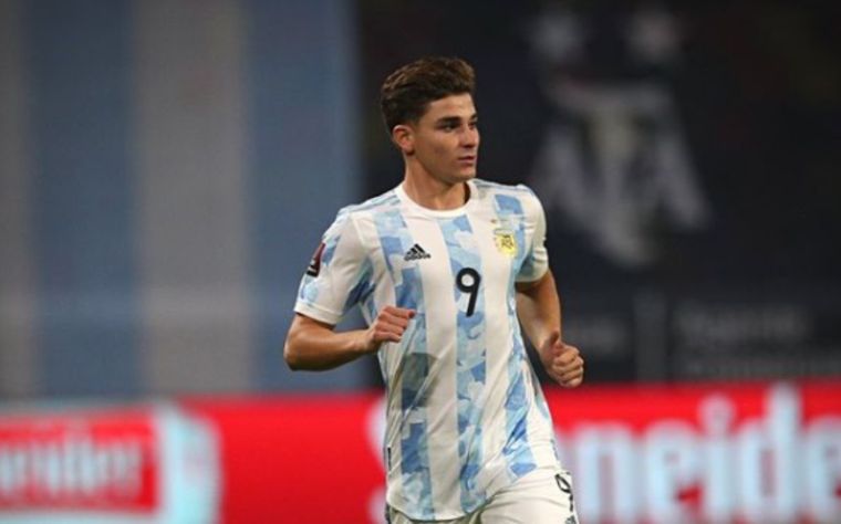 Julián Álvarez quedó afuera del banco de suplentes. Foto: AFA
