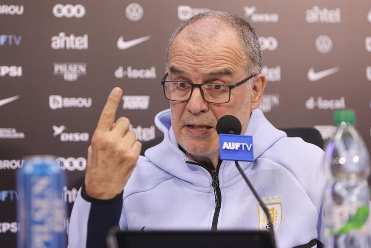 Marcelo Bielsa generó aún más dudas respecto de su futuro en Uruguay luego del Mundial.