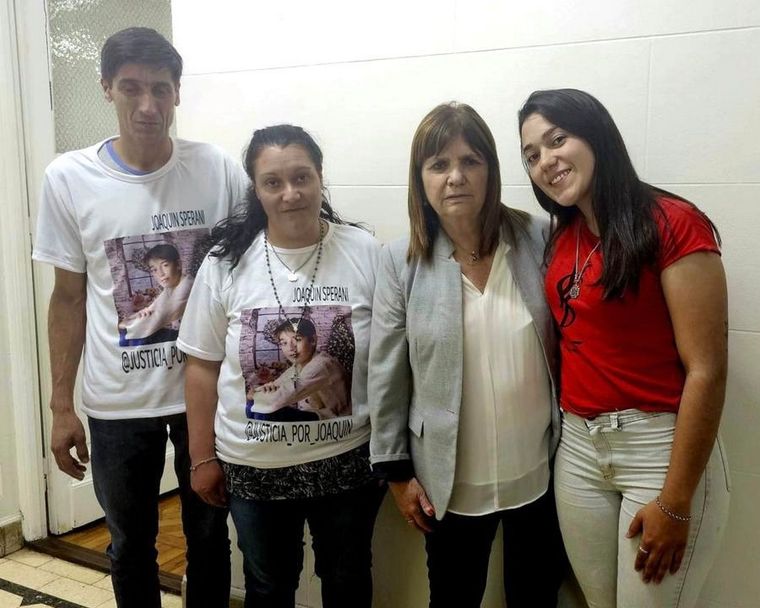 Bullrich compartió una foto con los padres de Joaquín Sperani, el cordobés de 14 años asesinado Foto: Twitter Patricia Bullrich