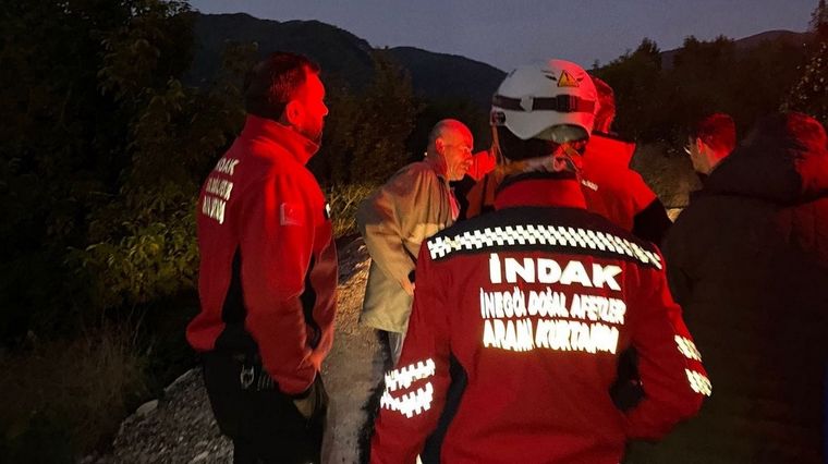 Beyhan Mutlu conversa con los rescatistas sobre cómo harán el operativo para dar... con él. Foto: DailySabah.