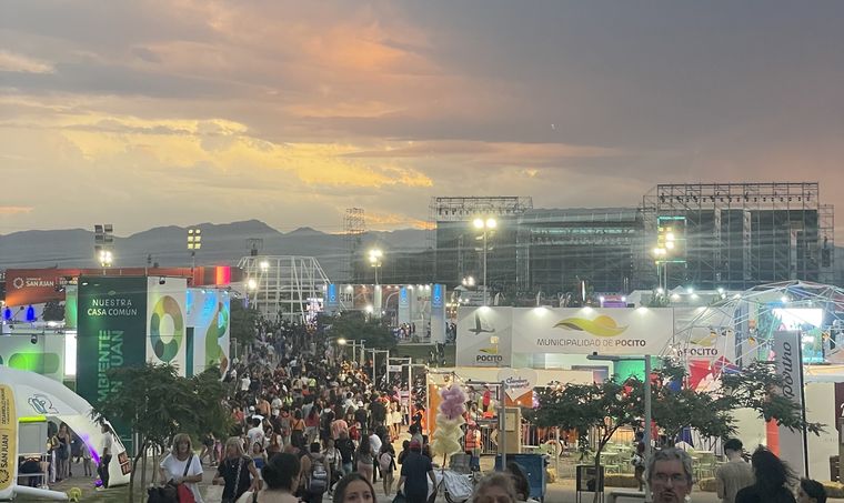 El Complejo Predio Ferial recibe por noche alrededor de 100.000 personas. Foto: Gabriel Sotelo