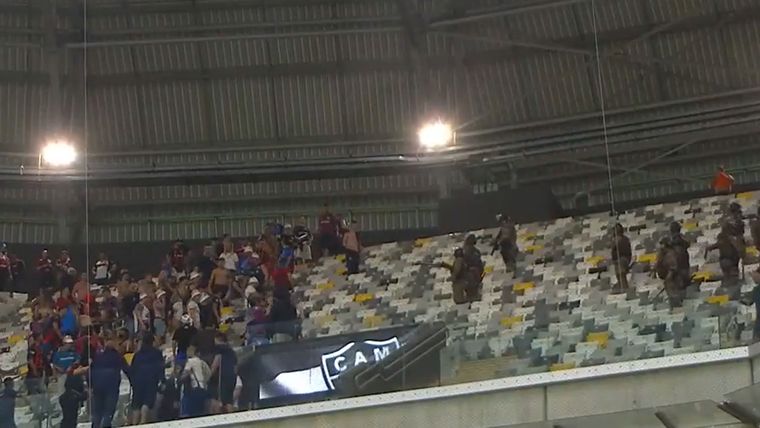 Los incidentes con la hinchada de San Lorenzo en Brasil. Foto: Captura