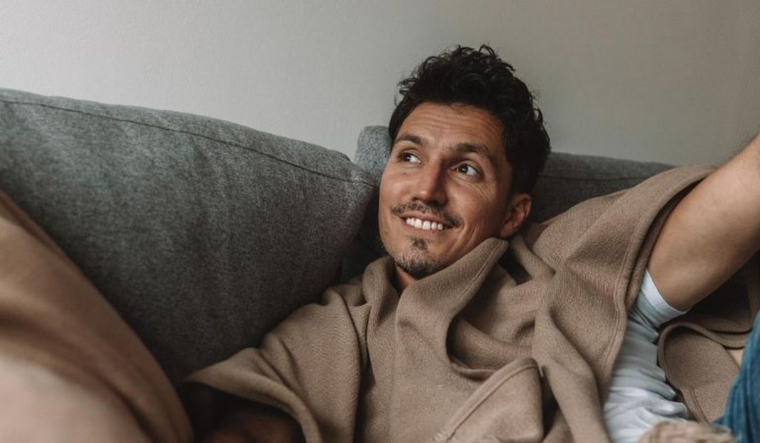 Guido Záffora abrió las puertas de su hogar y mostró cómo es su moderno departamento, destacándo los colores cálidos y la decoración nórdica Foto: Minuto Argentina