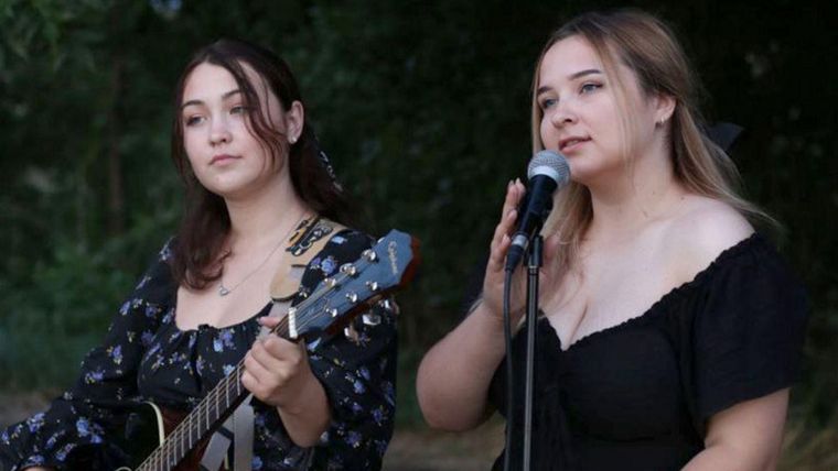 Svitlana Siemieikina y Kristina Spitsyna compartían el amor por la música Foto: BBC