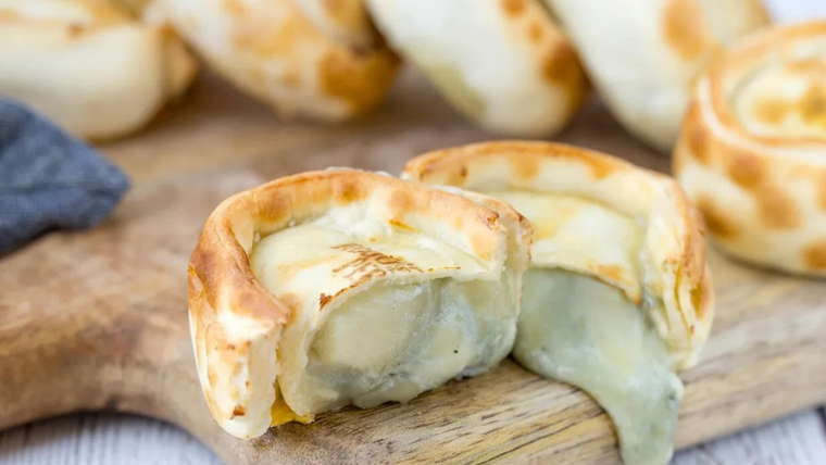 El sabor garantizado en esta receta de empanadas de roquefort y nuez.