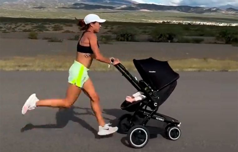 Belén Casetta se entrena corriendo junto a su beba de 11 meses, a quien lleva en el cochecito. Foto: @belencasetta