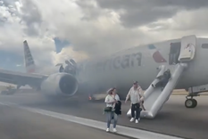 Una falla mecánica en tierra forzó la evacuación de un avión de American Airlines. (Foto: Captura) Una falla mecánica en tierra forzó la evacuación de un avión de American Airlines. (Foto: Captura)