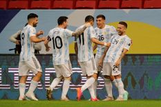 Todos abrazan al Papu, autor del gol de la victoria. Foto: EFE