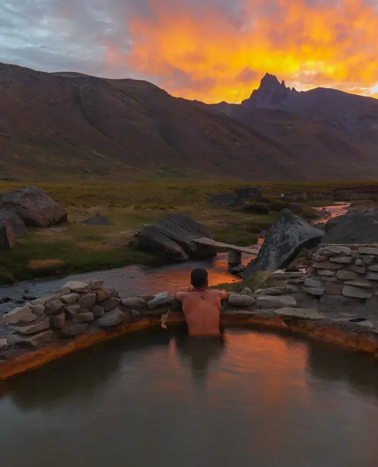 Contemplando el atardecer en las Termas de Cajón Grande, de @ruteandoa Contemplando el atardecer en las Termas de Cajón Grande, de @ruteandoa