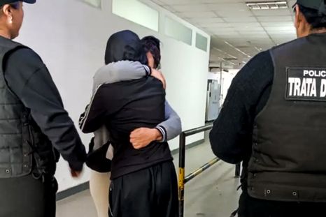 La adolescente y su madre se reencontraron en el Puente Internacional de San José de Pocitos. La adolescente y su madre se reencontraron en el Puente Internacional de San José de Pocitos.