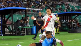 Julio Vila, defensor de Blooming va al piso ante la presencia de Sebastián Driussi, autor del 1-0 de River. Julio Vila, defensor de Blooming va al piso ante la presencia de Sebastián Driussi, autor del 1-0 de River.