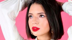 Ángela Aguilar, la cantante mexicana experta en moda, da cátedra cuando usa una prenda clásica como el body negro estilo corsé. Foto: soycarmin.com