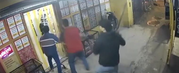 Atacaron a palazos a un cajero de supermercado Foto: captura video