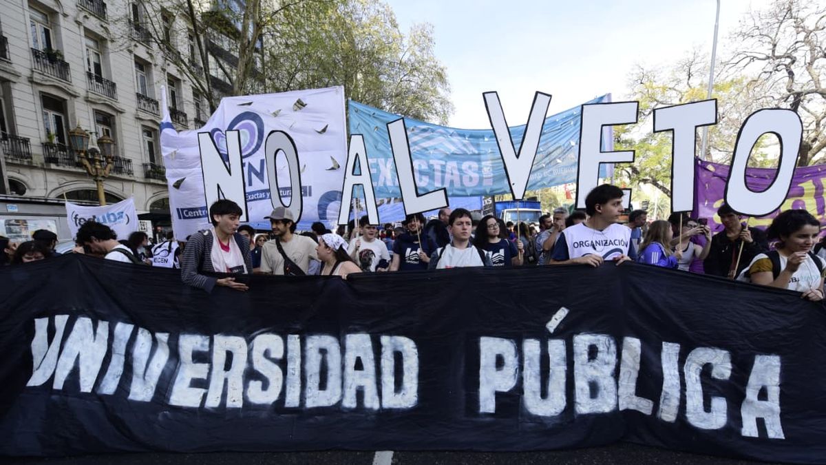 Docentes de la UBA redoblan la presión por el financiamiento universitario con clases públicas y más paros