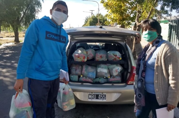 Personal educativo y voluntarios llevaron los alimentos hasta las casas de los alumnos beneficiados
