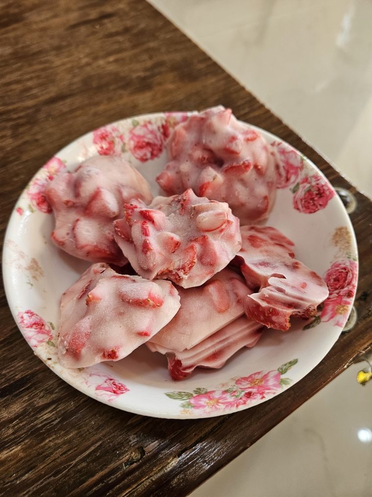 El primer paso de este postre de verano consiste en congelar el yogur junto con las frutillas formando bocaditos. Foto: Shutterstock