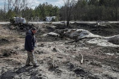 MDZol | Un operario mide los niveles de radiación en unas trincheras que soldados rusos cavaron en los alrededores de la planta nuclear de Chernóbil. Foto: REUTERS