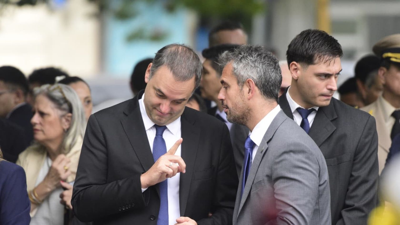 Siete visitas a la Rosada, propiedades y préstamo en dólares: el dato que inquieta a Adorni