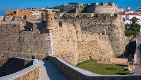 Ceuta comparte una frontera terrestre de poco más de seis kilómetros con Marruecos y constituye una de las principales puertas de ingreso a la Unión Europea.