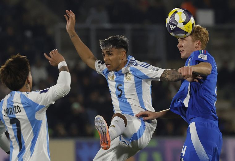 Milton Delgado disputa el bal&oacute;n con un futbolista italiano. La Selecci&oacute;n argentina Sub 20 termin&oacute; l&iacute;der del grupo con puntaje ideal.&nbsp;