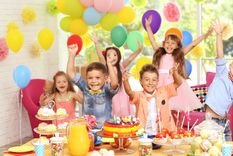 Los chicos incorporan una importante cantidad de calorías en los cumpleaños infantiles.