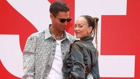 Cuál es el amuleto que usan Ester Expósito y su novio para cuidar su amor