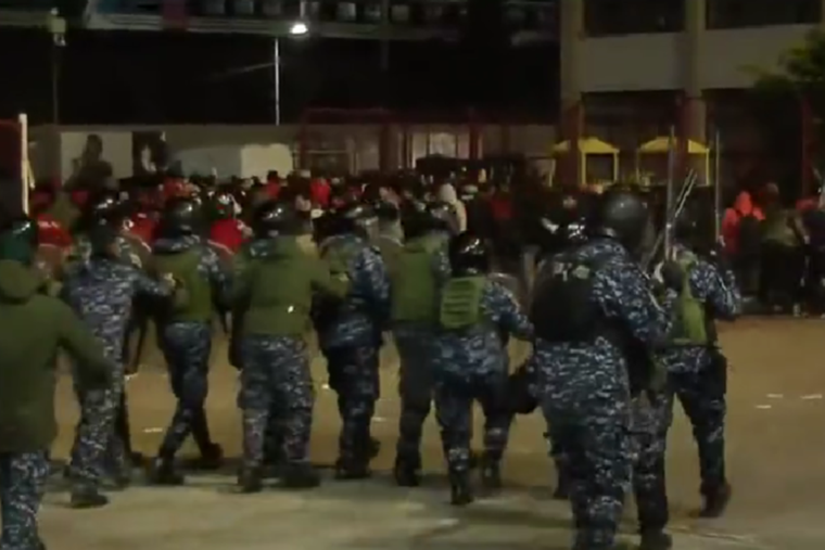 Hinchas de Independiente fueron reprimidos por la Policía Foto: Captura de pantalla