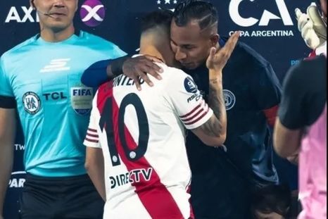 Sebastián Villa y Juanfer Quintero se saludaron afectuosamente en el River-Independiente Rivadavia de semifinales de la Copa Argentina que ganó la Lepra. Foto: captura de TV. Sebastián Villa y Juanfer Quintero se saludaron afectuosamente en el River-Independiente Rivadavia de semifinales de la Copa Argentina que ganó la Lepra. Foto: captura de TV.