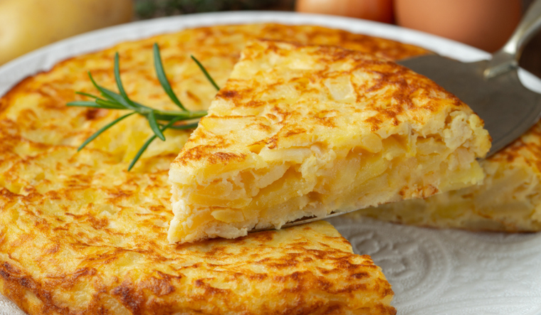 Admira esta deliciosa tortilla de patatas, perfecta para compartir con tus seres queridos