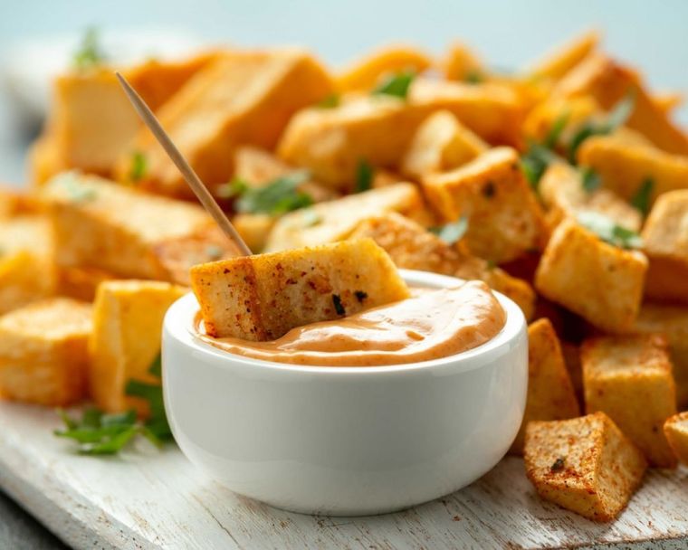 En pocos pasos, podrás preparar estas deliciosas papas bravas. Foto: Shutterstock