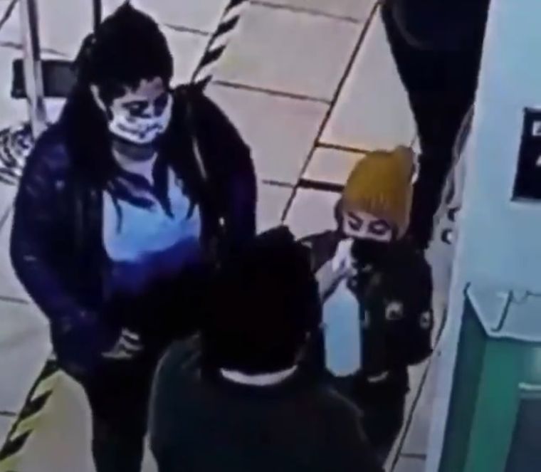 El momento en que el guardia le tira alcohol en los ojos de la nena