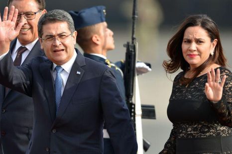 Ana García de Hernández (derecha) no puede ingresar de momento a Estados Unidos porque su visa fue revocada.